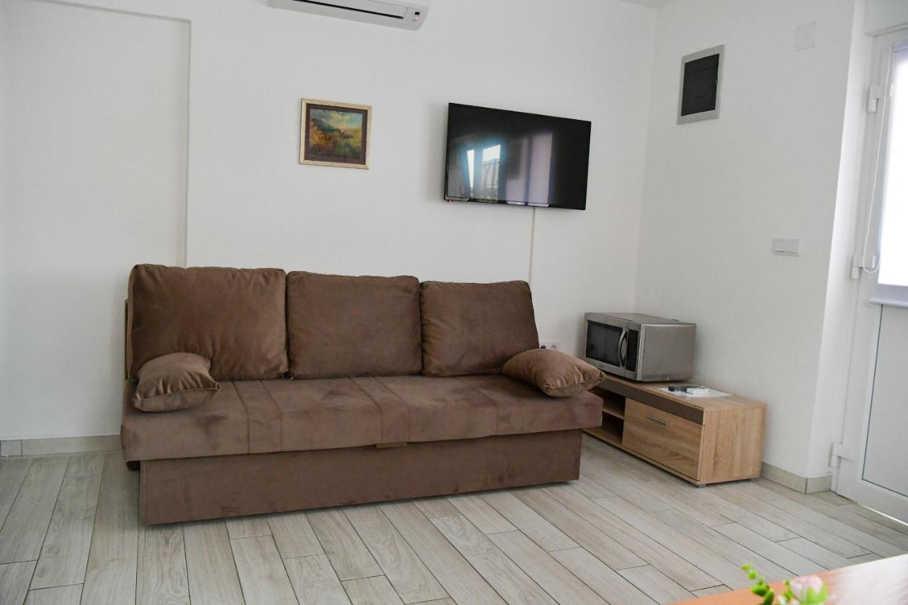 Apartments Villa Lucky Vir Exterior photo